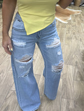 Load image into Gallery viewer, Brookie distressed jeans
