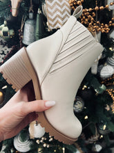 Load image into Gallery viewer, Kammie Ankle booties ~ bone pu
