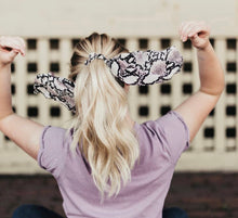 Load image into Gallery viewer, Ribbon scrunch Hair ties
